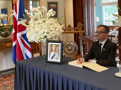 Embajada británica en México abre el libro de condolencias por la muerte de Isabel II