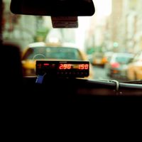 Se robó el reloj de un taxi en Centenario, pero no le dio el tiempo para escapar