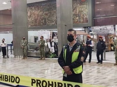 Marinos desalojan plantón de extrabajadores de Mexicana de Aviación en el AICM
