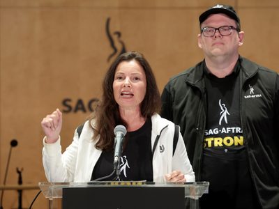 Actores de Hollywood se unen a guionistas en huelga histórica en la industria