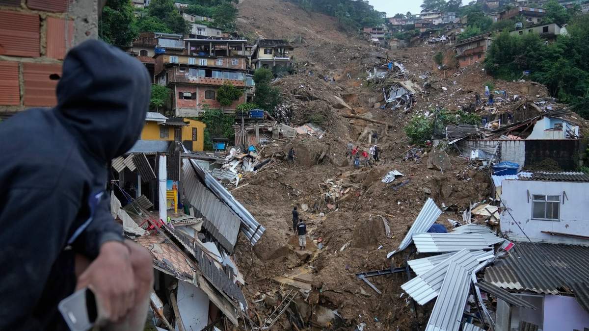 Rescatistas y residentes buscan víctimas en una zona arrasada por los deslaves, en Petrópolis, Brasil
