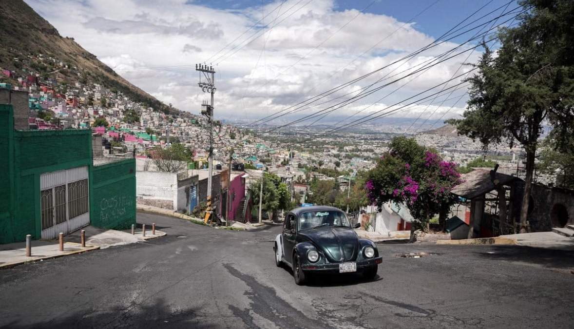 Janette Navarro maneja su Beetle Volkswagen de 1996 por una empinada colina del vecindario de Cuautepec, en Ciudad de México,