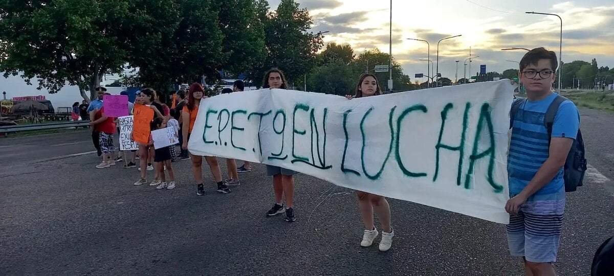 Estudiantes del EPET 9 cortan la ruta 22. Fuente: (Diario Río Negro).
