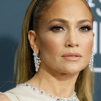 ¡Terrible! La dura caída de Jennifer López... ¡frente a todos! ¿Nadie la ayudó?