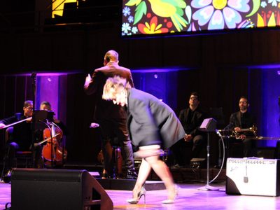 Alejandra Guzmán sufre caída durante concierto y es hospitalizada (Video)