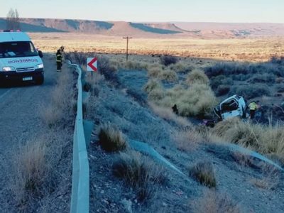 Una camioneta se despistó y cayó a un barranco en la Ruta 237: una mujer murió y hay cuatro personas heridas