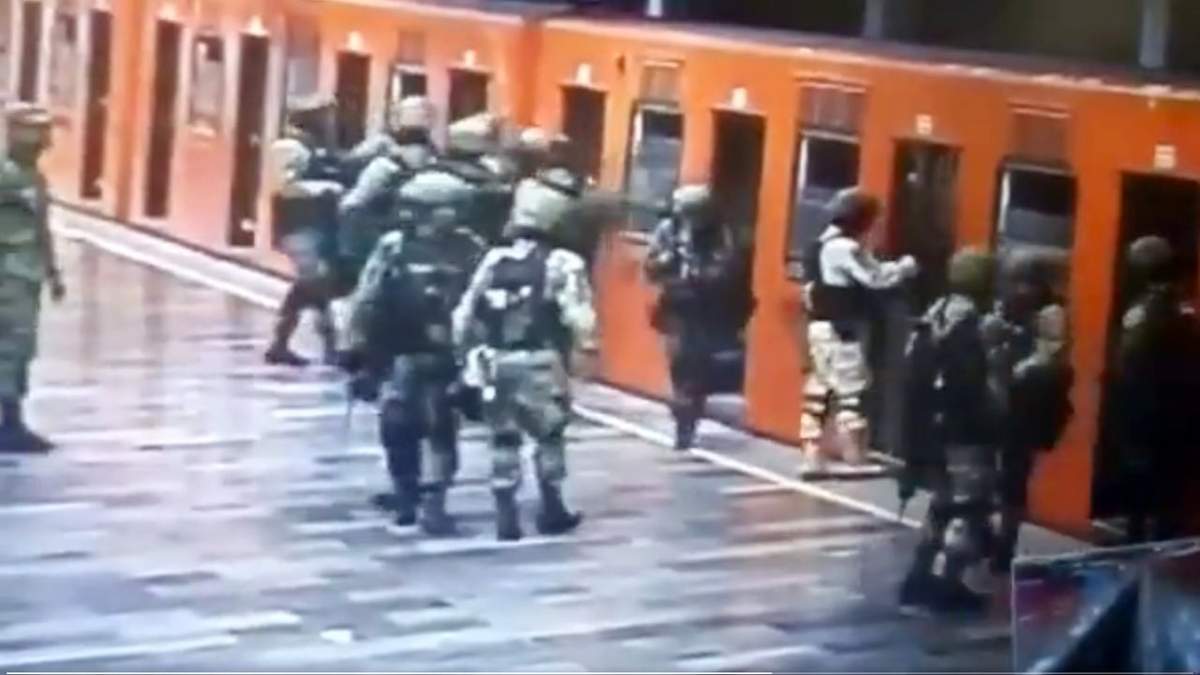 Militares haciendo prácticas en la estación Rosario del Metro