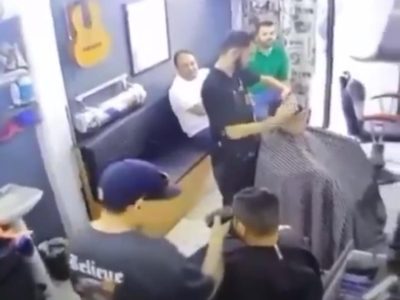 Niño se cubre el rostro al presenciar ejecución de un exlíder de Los Zetas en Sinaloa (Video)