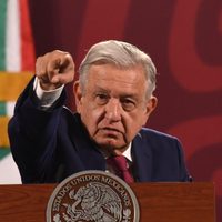 “No quiero que hagan enojar a Benito Juárez”: AMLO libera el Zócalo para marcha en defensa del INE