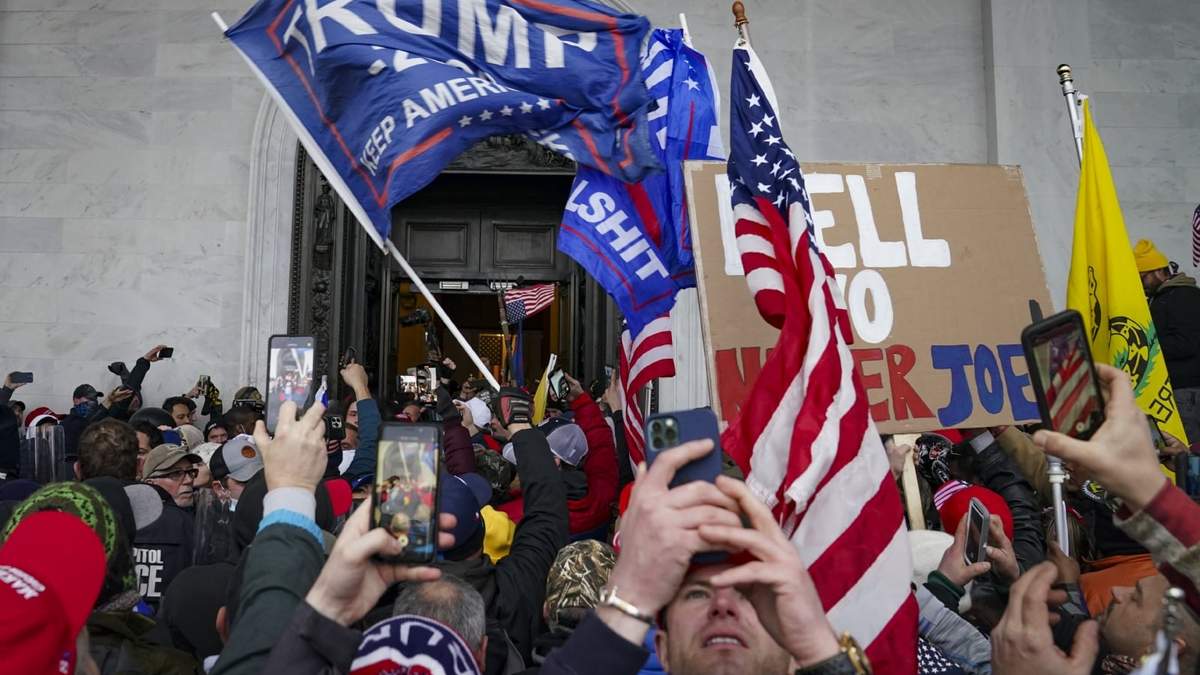 Simpatizantes de Trump en uno de los accesos del Capitolio