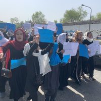 “Abran las escuelas”: las mujeres se movilizan en Afganistán por la traición de los talibanes