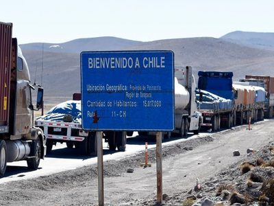 Cientos de camioneros siguen varados en la frontera entre Chile y Bolivia, a 14 grados bajo cero