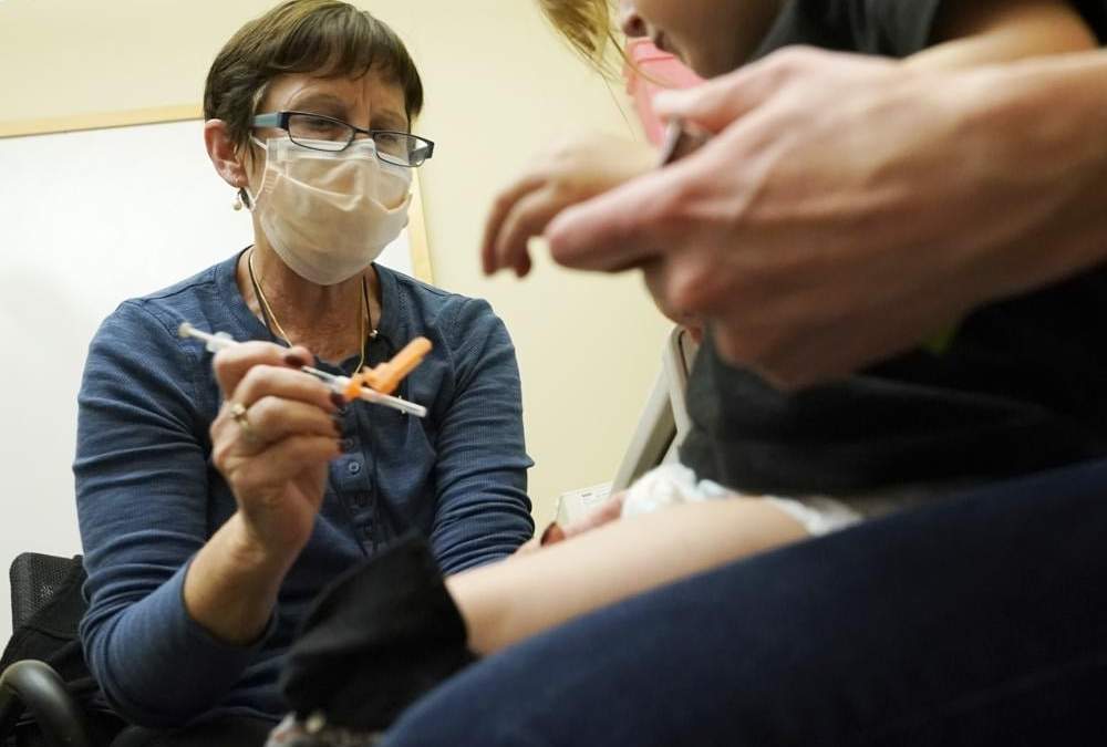 Una enfermera aplica una inyección de la vacuna Pfizer covid-19 a un niño de 20 meses de edad, el 21 de junio de 2022, en Seattle