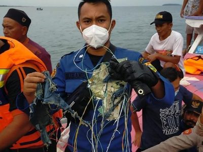 Un avión de Indonesia cae tres mil metros en un minuto: habrían encontrado los restos y escombros
