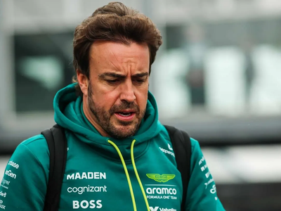 Atento Fernando Alonso: el buen augurio de una gloria de la F1 para Aston Martin