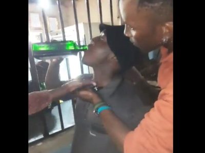 Muere un hombre tras beber una botella de licor en dos minutos por una apuesta (Video)