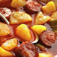 Papas con chorizo: vas a amar esta receta para disfrutar bien calentita en tu próxima cena