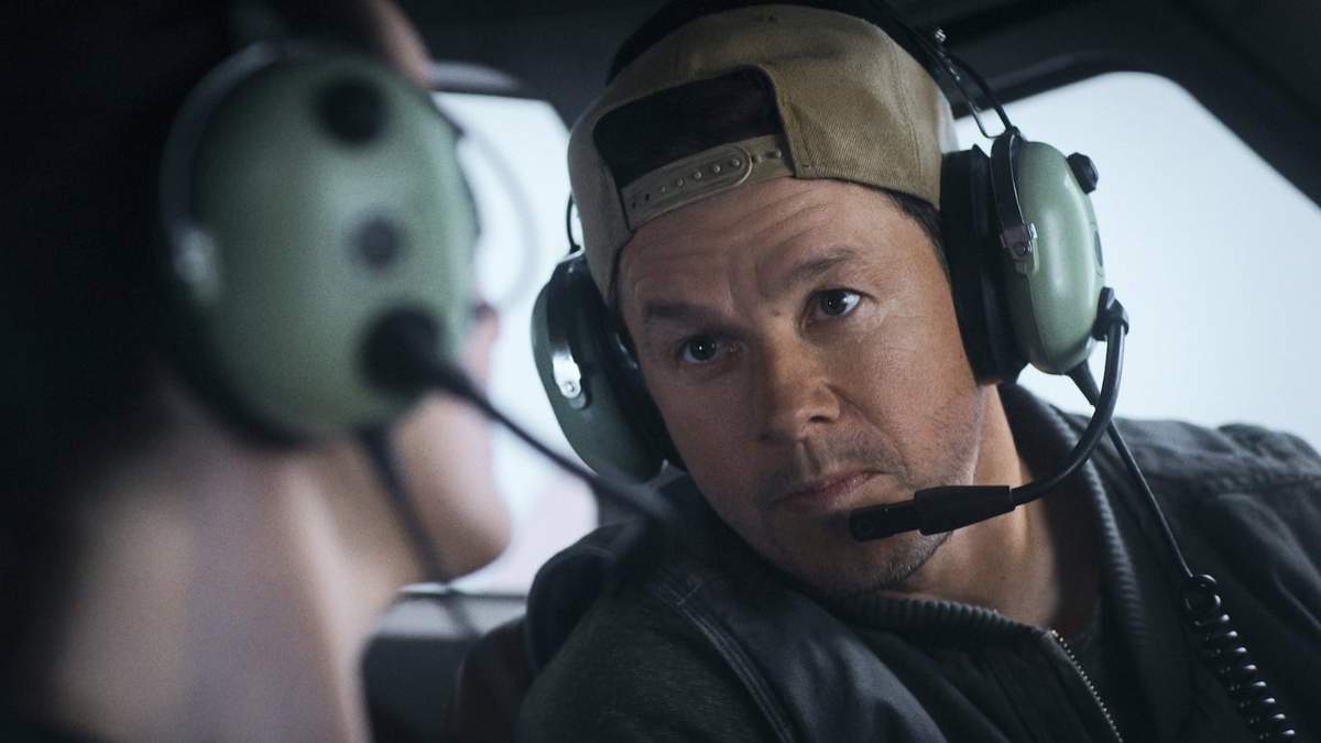 Michelle Dockery y Mark Wahlberg en una escena de "Flight Risk" (Amenaza en el aire),