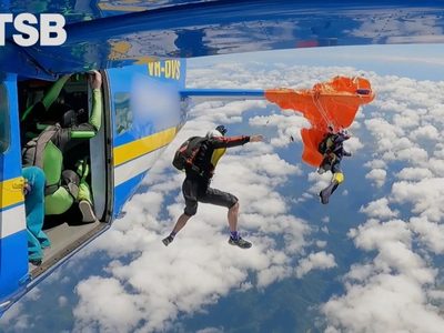 Paracaídas se atora con alerón de avión y deja colgando a hombre a más de 4 mil metros de altura
