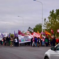 Ceramistas de Neuquén cortaron la Ruta 7 para exigir la restitución de energía y evitar el cierre de la fábrica