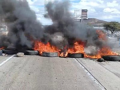 Vecinos de Querétaro recurren a bloqueos viales ante inseguridad y corte de luz