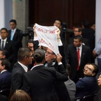Con pancarta, periodista de Proceso exige a Peña: "Basta de sangre. Rectifique, Presidente. #NiunoMás" (Videos)