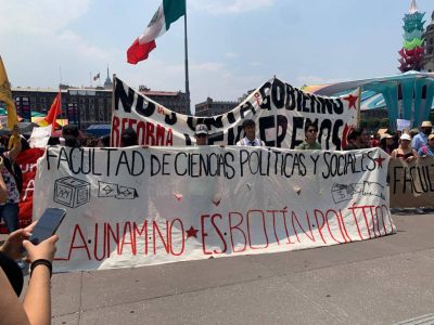 Estudiantes marchan en defensa de becas y para exigir fiscalización de recursos en la UNAM