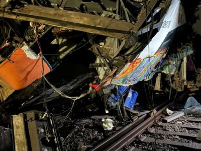 Tren en Barcelona choca contra muro de contención que se derrumbó; hay un muerto y 15 heridos