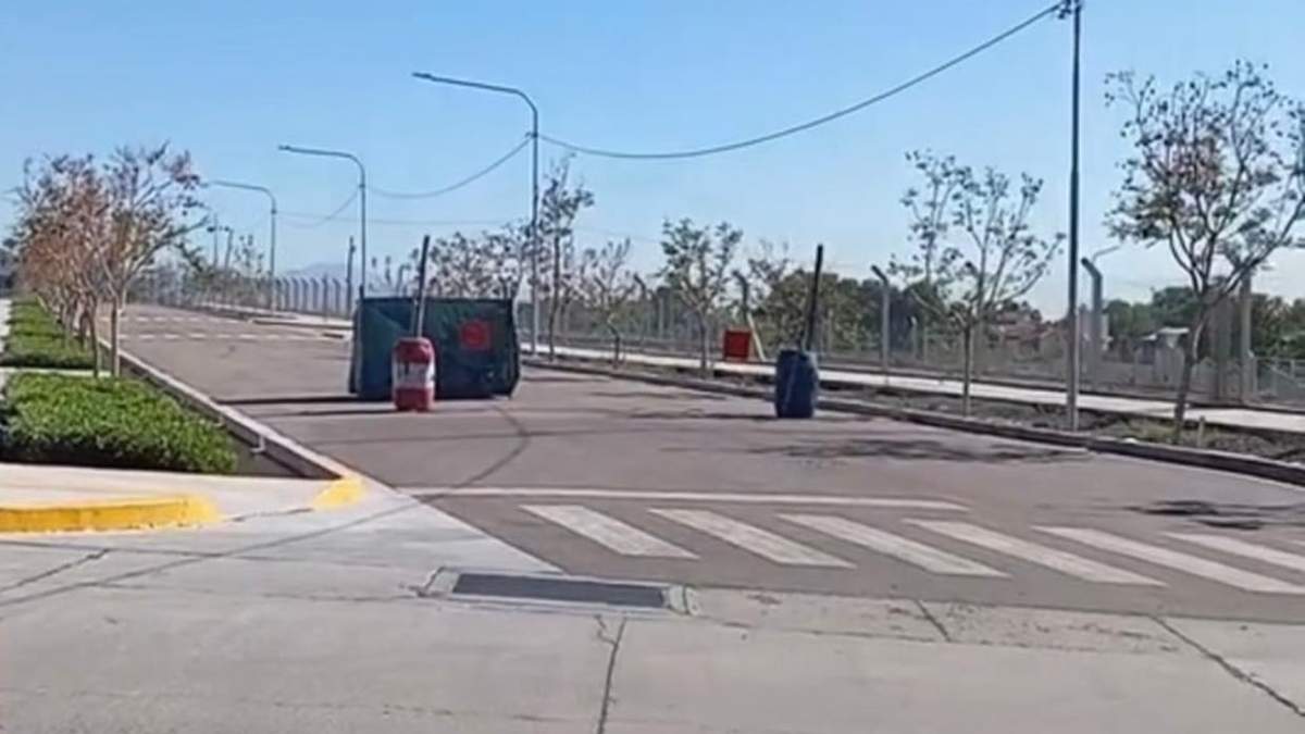 Los vecinos dicen que la calle está cerrada hace un año.