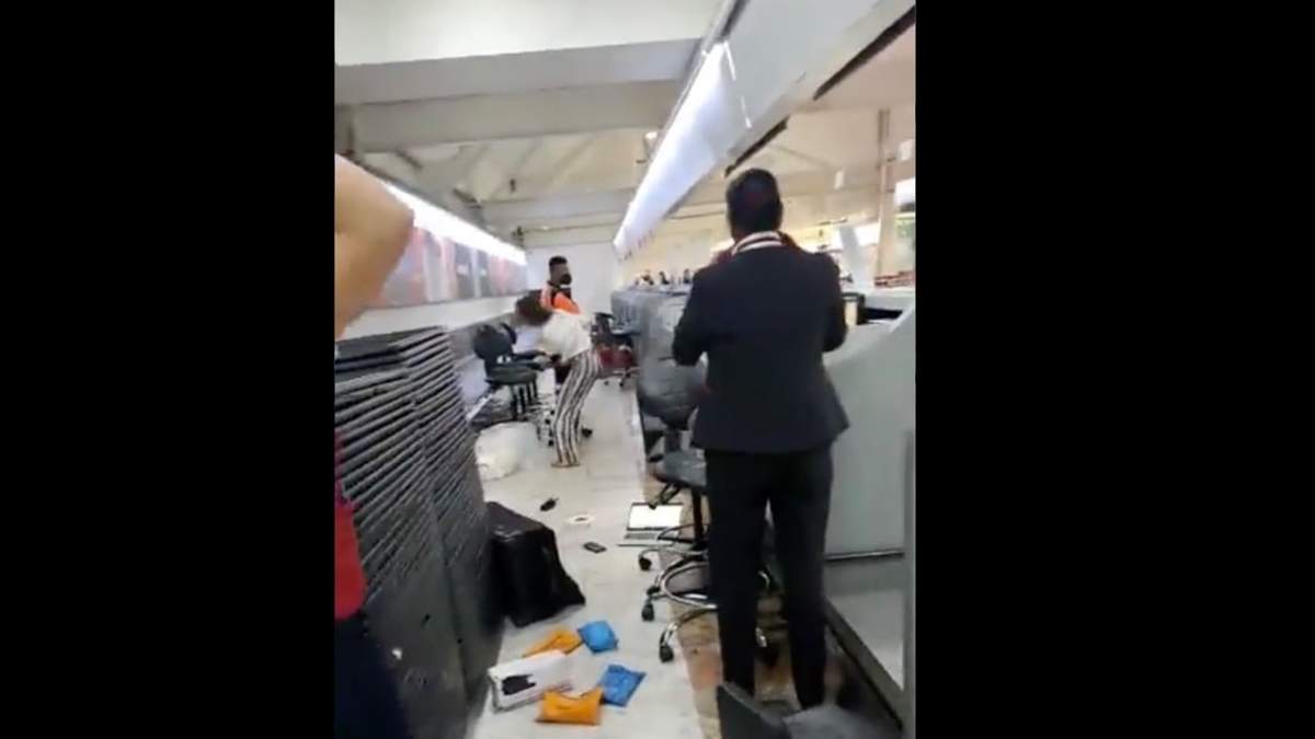 Mujer enfurecida avienta cosas en el mostrador de la aerolínea Emirates en la CDMX