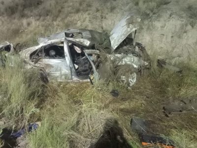 Madrugada accidentada en Neuquén: vuelco en la ruta 7 y choque contra un semáforo en Avenida Mosconi