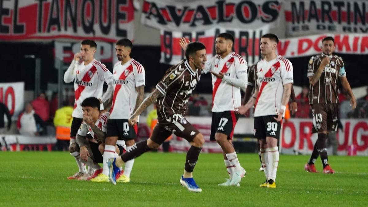El festejo de platense arranca tras los penales.