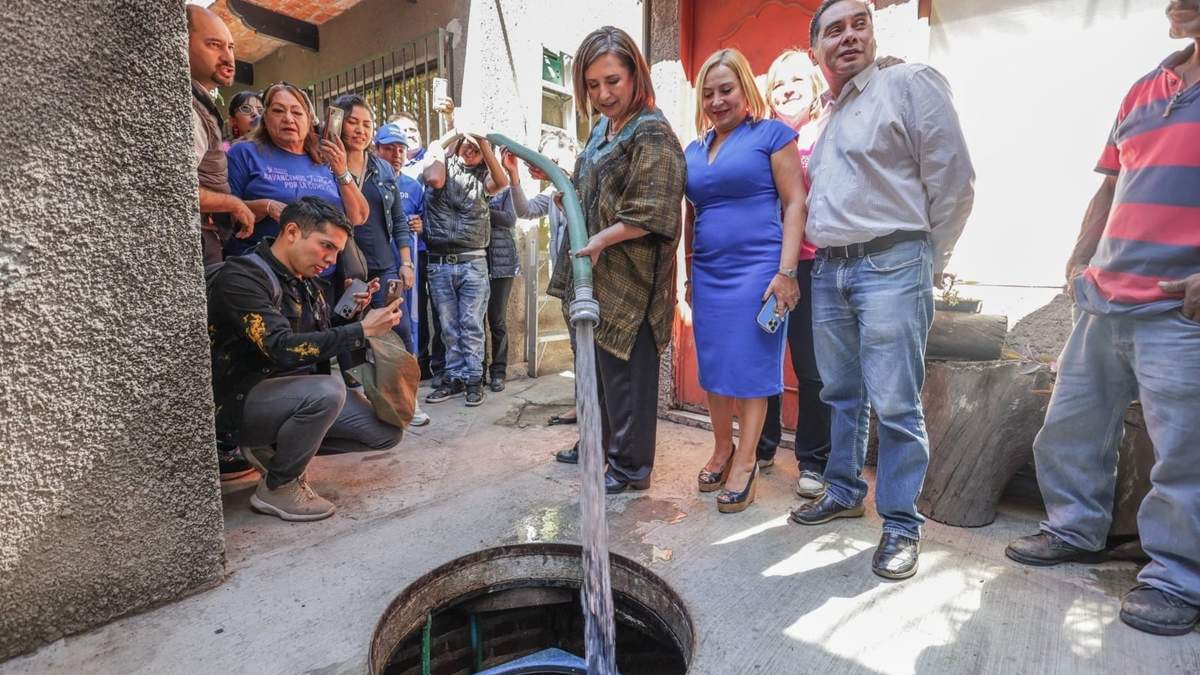 Xóchitl Gálvez surte agua potable con una pipa en Iztapalapa