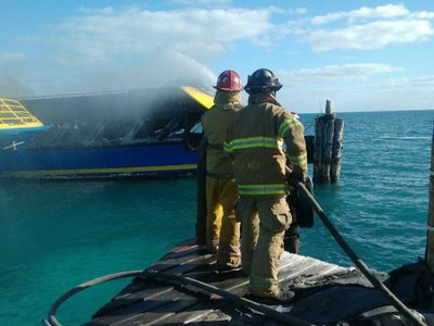 Se incendia barco de pasajeros en Cancún; reportan dos intoxicados (Video)