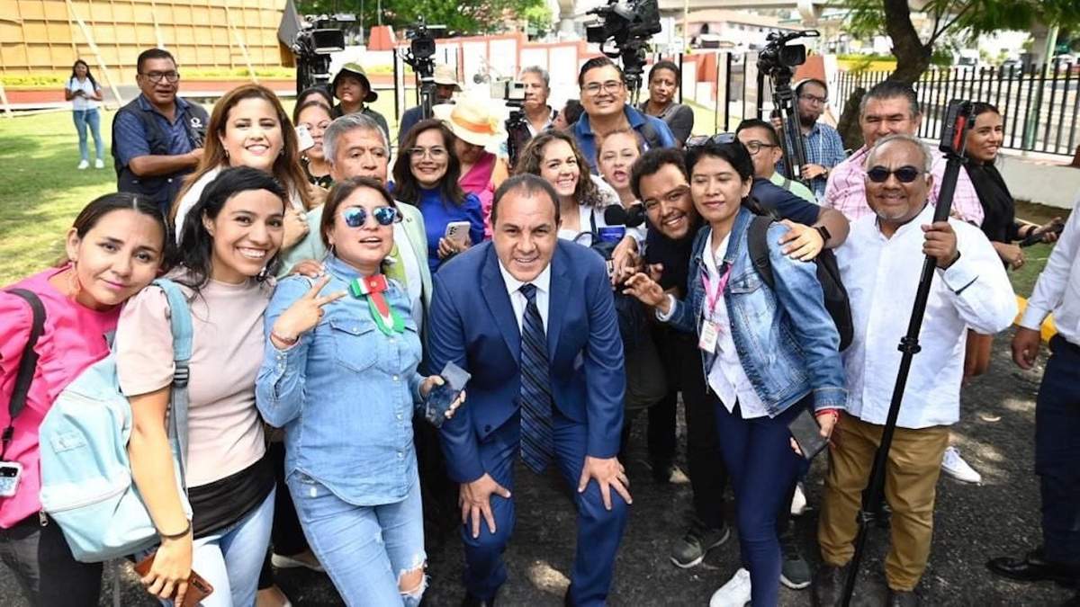 El gobernador de Morelos posa con reporteros