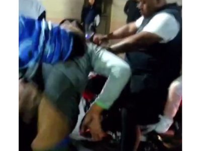 “¡Yo no fui, señora!”, clama presunto ladrón golpeado y amarrado a un poste en Ecatepec
