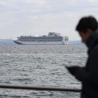 Dos cruceros en cuarentena, mientras las vidas perdidas por el coronavirus rondan las 500