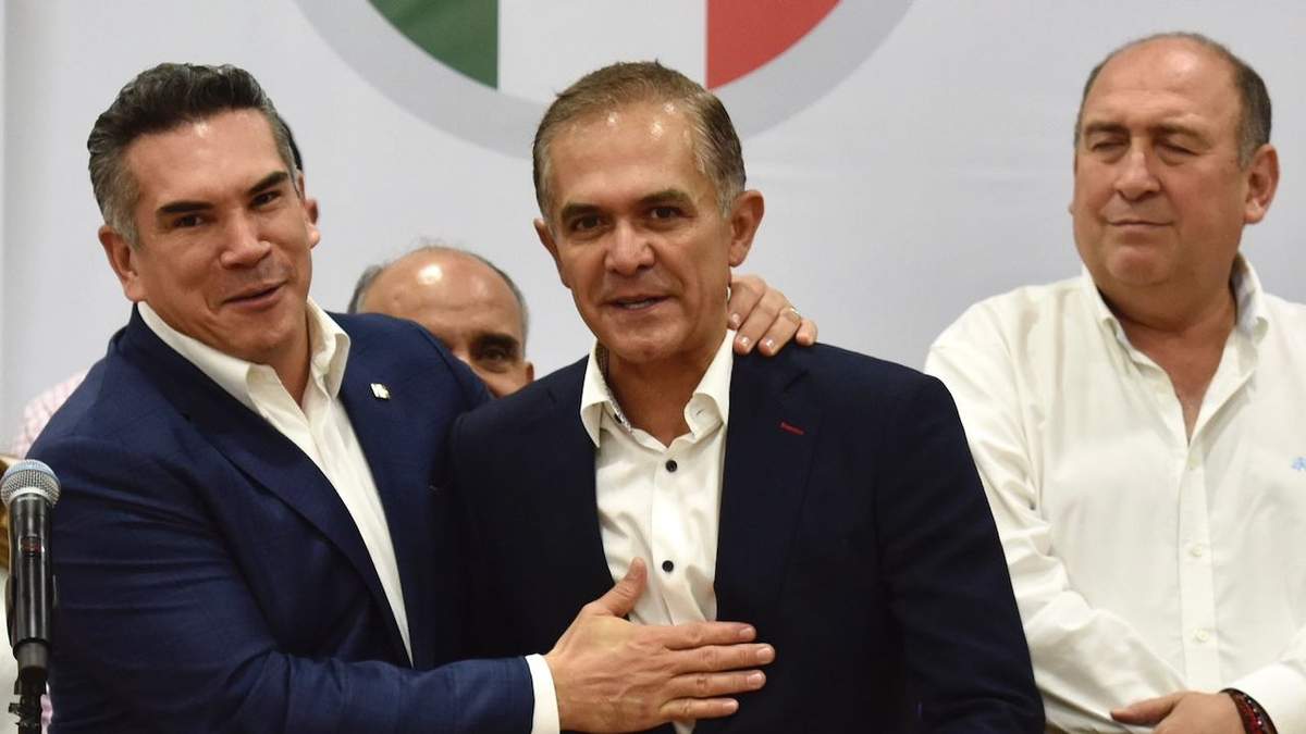 "Alito" Moreno y Rubén Moreira flanquean al senador perredista Miguel Ángel Mancera durante su registro en el PRI