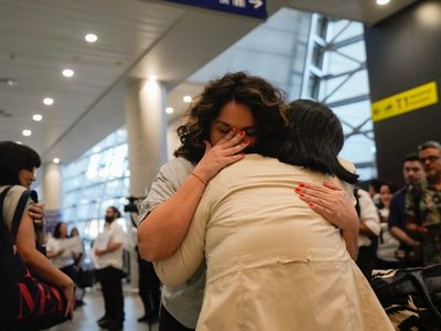 Niños adoptados ilegalmente en la dictadura de Chile se reúnen con sus familias biológicas