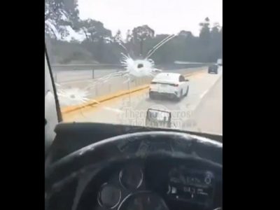 Trailero recibe un balazo, pero logra huir de asaltantes en la autopista México-Puebla (Video)