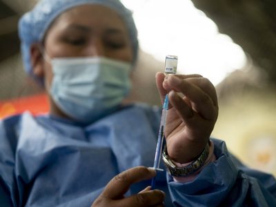 La tercera dosis contra el coronavirus, punto de duda para más del 60% de la población