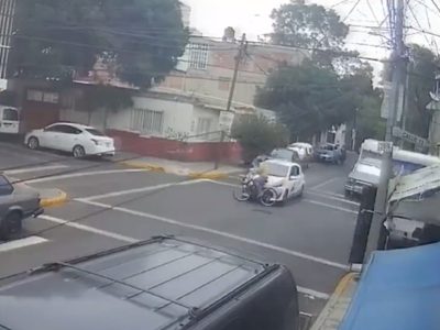 Taxista de la CDMX embiste a un ciclista en Azcapotzalco (Video)
