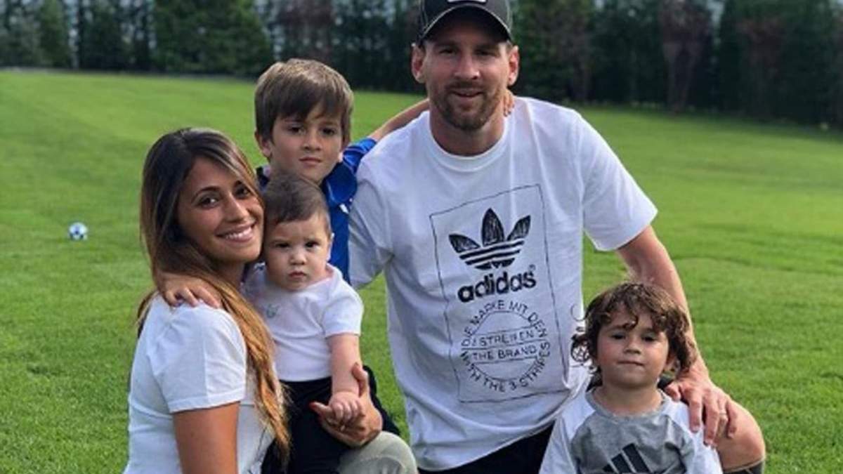 Lionel Messi, Antonella Roccuzzo, Thiago Messi, Mateo Messi y Ciro Messi. Fuente: (Instagram)