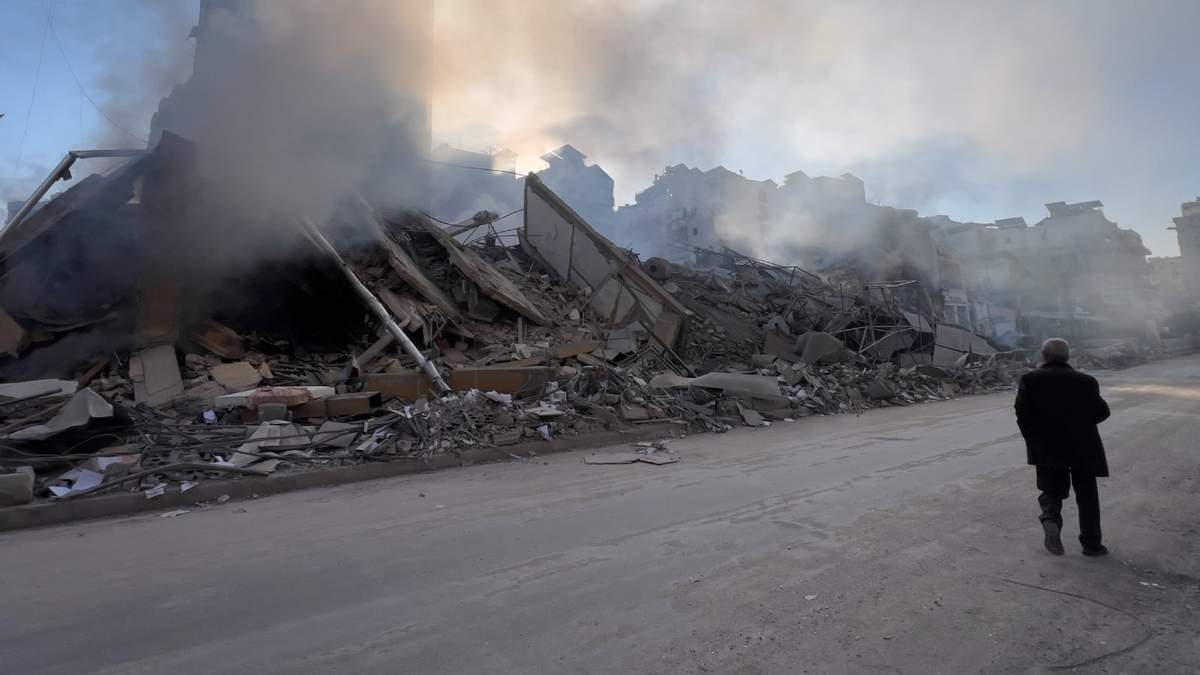 Hombre camina frente a un edificio destruido que alojaba una rama de Al-Qard Al-Hassan, institución financiera no bancaria dirigida por Hezbollah, atacada por aviones israelíes en Dahiyeh, en los suburbios del sur de Beirut, Líbano