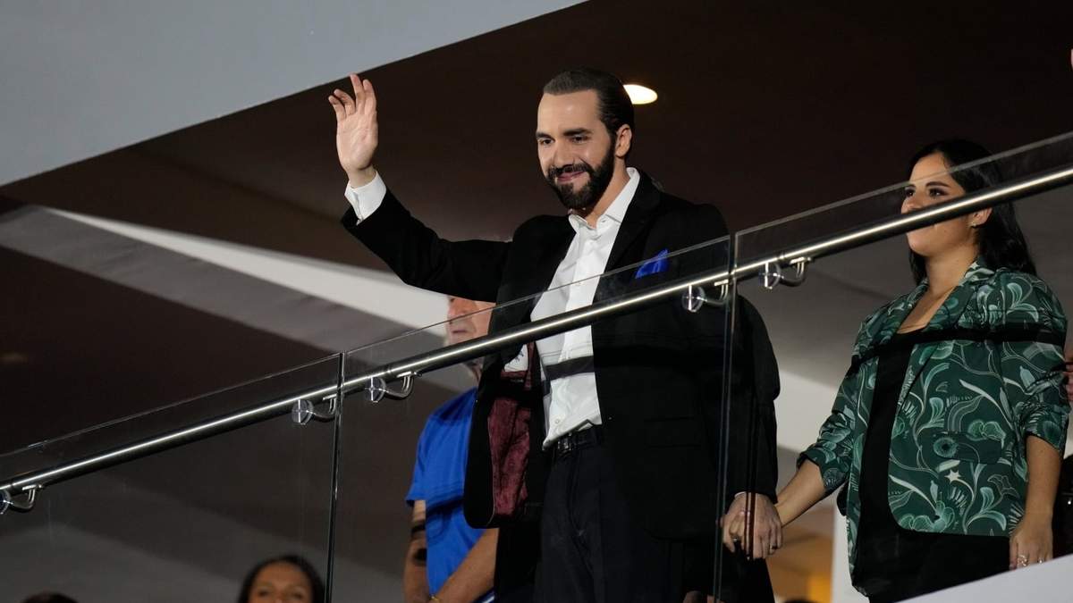 El presidente salvadoreño Nayib Bukele saluda durante la ceremonia inaugural de los Juegos Centroamericanos y del Caribe en San Salvador