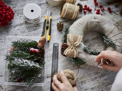 No tirés el cartón del maple de huevos: hacé este hermoso adorno navideño para la puerta de tu casa