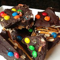 Tarta Toffee con ganache rainbow: una receta deliciosa y llena de color que tus hijos van a amar