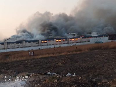 Aparatoso incendio consume bodega en Chalco sobre la carretera México-Cuautla