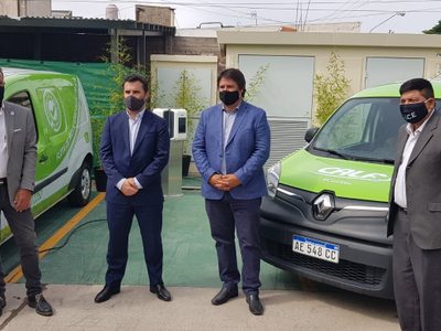Martínez asistió al lanzamiento del primer punto de carga de vehículos eléctricos de la Patagonia