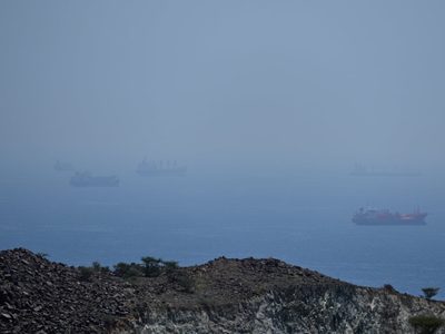 Irán dispara contra tres buques en el estrecho de Ormuz, complicando los esfuerzos diplomáticos
